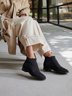 Vivaia Ryan Square Toe Slip On Chelsea Boots Size 8/39 in Black